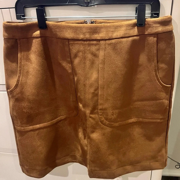 NWT Loft Faux Suede Patch Pocket Mini Skirt Toasted Biscotti. Size 12. - Picture 1 of 6